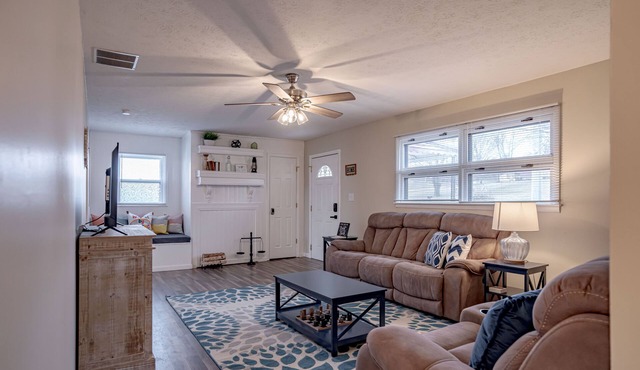 ✸ Cozy Bungalow w Lg Yard | Ball Park 2.7 mi Downtown 1.1 mi✸