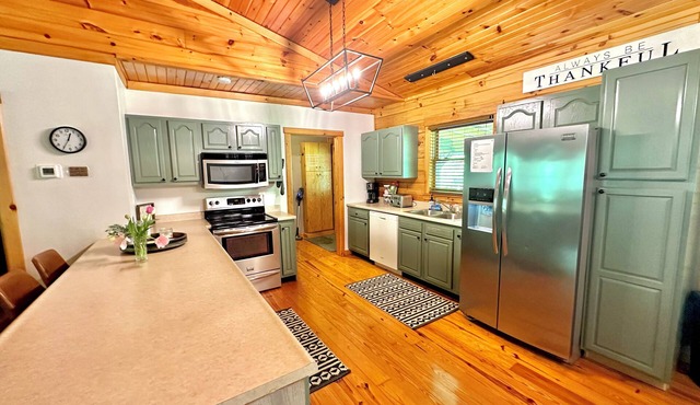 Cozy Cabin 20min to RRG. Fire pit. HOT TUB.