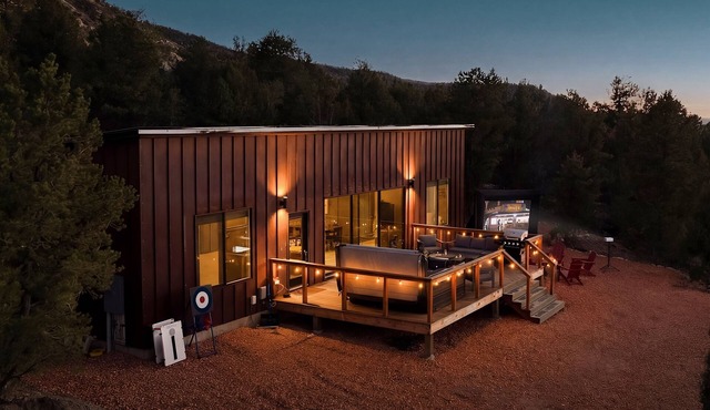 Cozy Cabin 25 Min from Zion w/Arcade & Hot Tub
