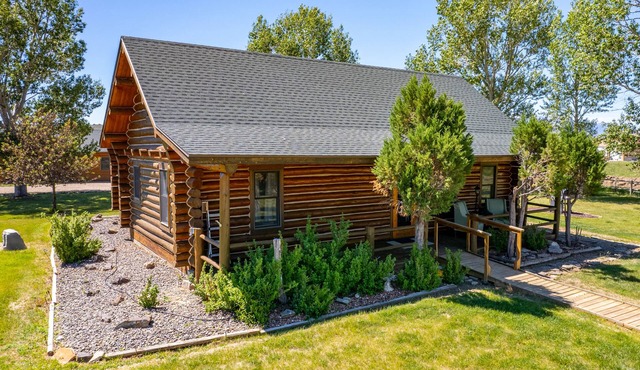 Cozy Cabin- Classic Log Cabin, Great Location close to Cody!