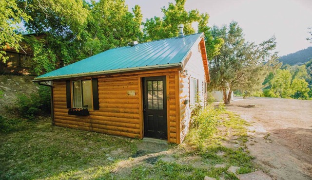 Cozy Cabin Retreat Near Zion with Sauna & hot tub.