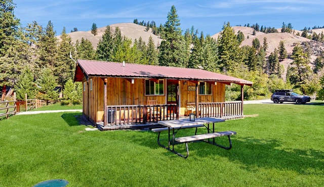 Cozy cabin w/full kitchen on shared acreage, perfect for hiking & fishing