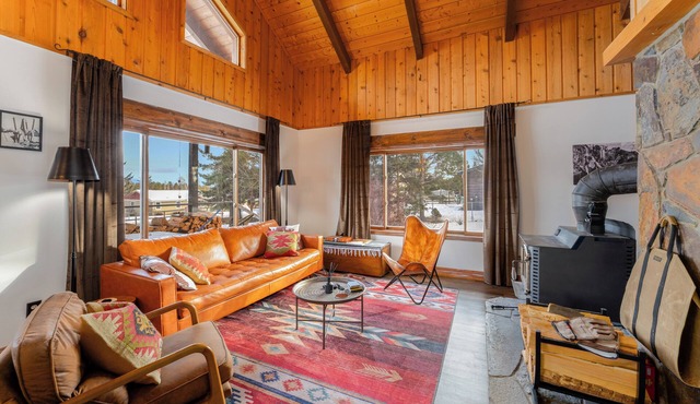 Cozy Cabin w hot tub & wood-burning fireplace