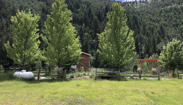 Cozy cabin with a country feel, but minutes away from Missoula!