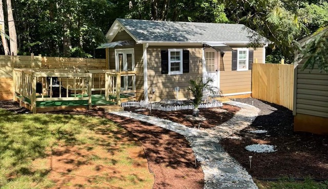Cozy ,Charming and Comfy Tiny Home with Beautiful View in a Quiet Area