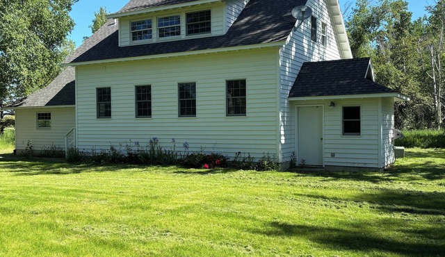 Cozy charming Flathead Valley Cottage, under the shadow of the Swan Mountains