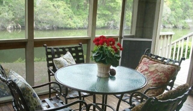 Cozy, Comfy Cottage, Lagoon view, Walk to beach/pool. Great location, location