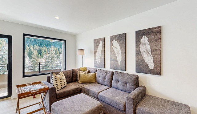 Cozy Condo with Stunning Mountain Views - Near the Ski Lifts
