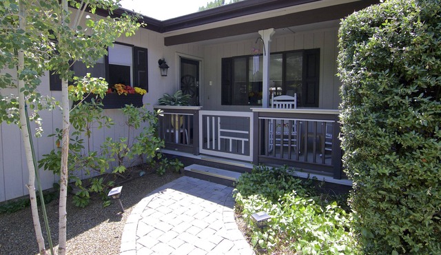 Cozy Cottage Get-Away - 1 Level, Pet Friendly, Close to Town