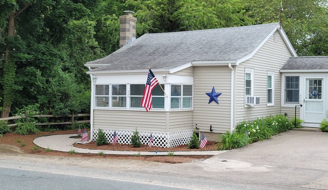 Cozy Cottage in Snug Harbor, minutes to the beach (pet friendly)