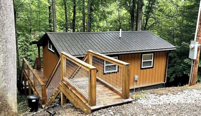 Cozy Couples Cabin in Heart of RRG!