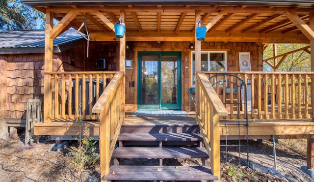 Cozy Creek Cabin just minutes from downtown Hamilton. Sleeps 2