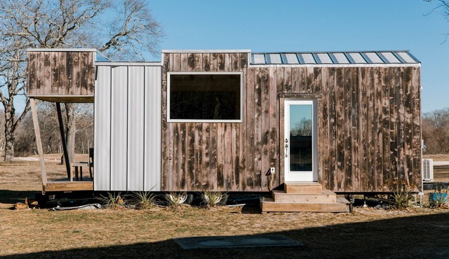 Cozy Custom Built Tiny Home on a 40 acre Artist/Nature Preserve with Lakes