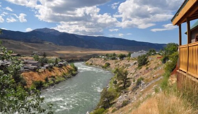 Cozy Eagles Nest Cabin Above the River! 6 Blocks from Yellowstone Park