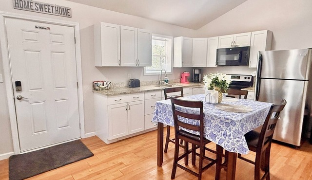 Cozy/Entire 2 Beds & 1 Bath Apartment. Private Entry.15 min from Airport