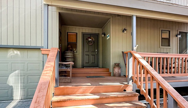Cozy family-friendly home with air hockey, grill, deck, & nearby activities