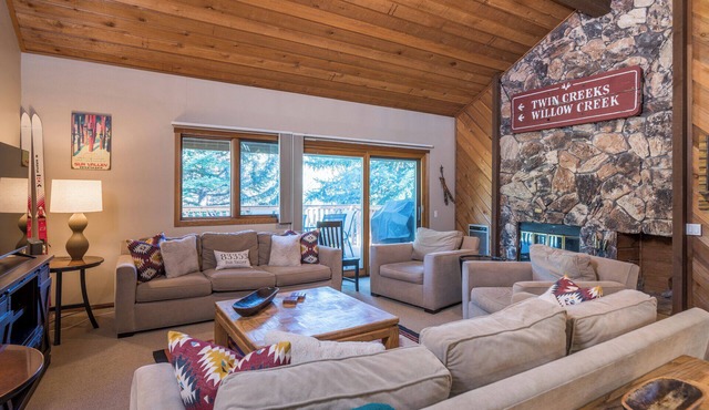 Cozy Family sized Condo- access to Pools and other Summer time Amenities