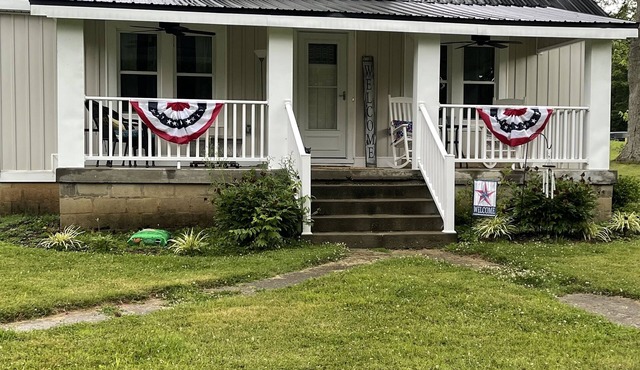Cozy farmhouse family friendly with fire pit and grill, within hour to Keeneland