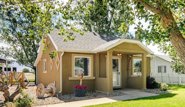 Cozy Farmhouse-Style Cottage by Mighty 5 Ntl Parks