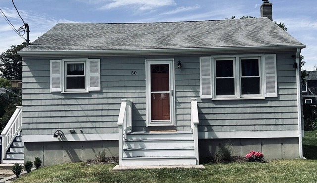 Cozy, fully-appointed Matunuck cottage, 8 minute walk to the beach.