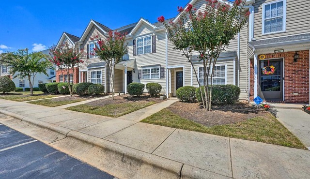 Cozy Greensboro Townhome ~ 7 Mi to UNC Campus