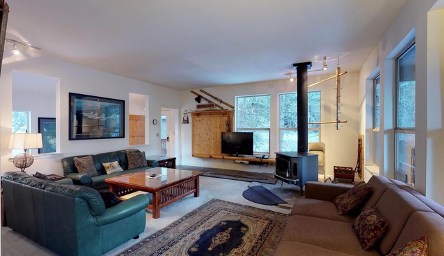 Cozy High Sierra Home w/Decks & Forest Views, Close to Skiing & Huntington Lake