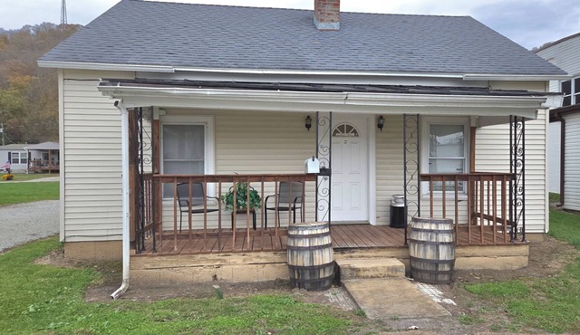 Cozy Home away from home in Ripley w/Queen Bed, Wifi, TVs, Pets+, Coffee Bar.
