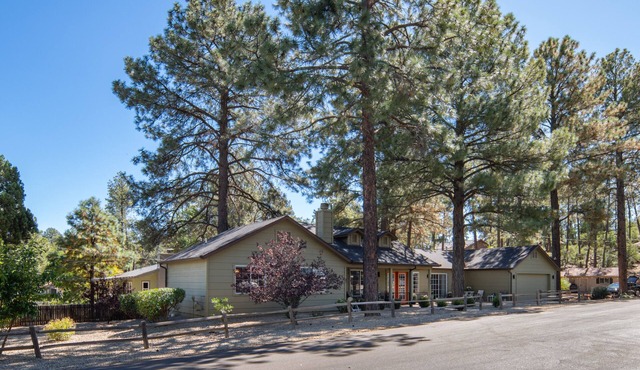 Cozy home in quiet neighborhood. Short walk to downtown "Preskitt"!