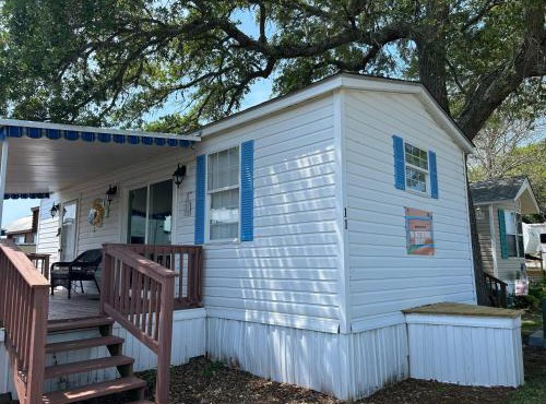 Cozy Home with Pool Access in Surf City
