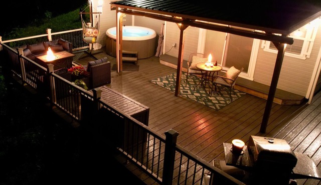 Cozy Hot Tub Cottage!