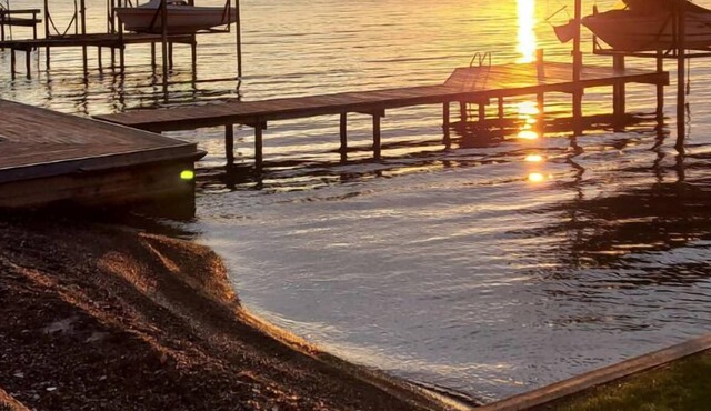 Cozy lakefront cottage on Seneca Lake wine trail with private dock and beach