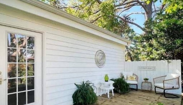 Cozy loft with parking and private patio with barbecue grill