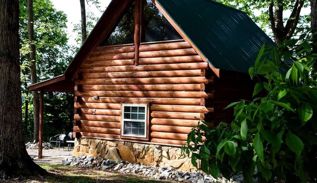Cozy Log Cabin Retreat near Green River Lake State Park, Perfect for a Weekend of Fishing