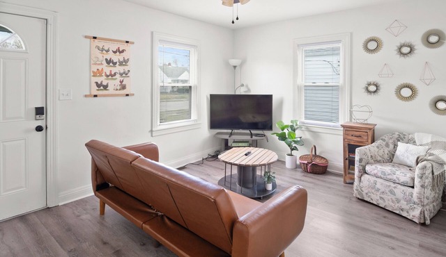 Cozy Louisville Home w/Spacious Yard & Parking
