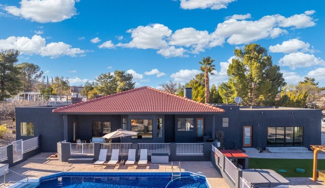 Cozy Luxe Cottonwood Home w/Pool & Views