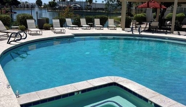 Cozy resort-style living in Chandler w/pool, hot tub, gym, pickleball and more