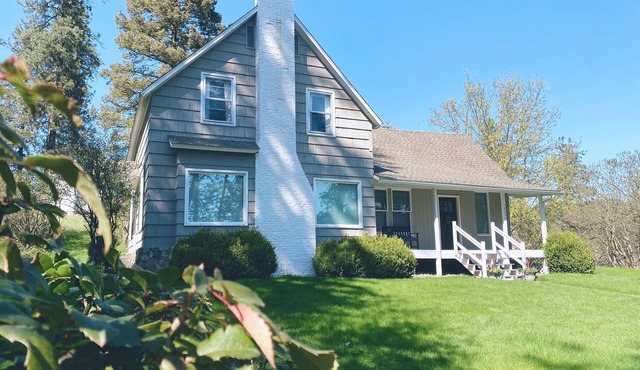 Cozy restored farmhouse on the river! Hot tub, wildlife and trails to explore!