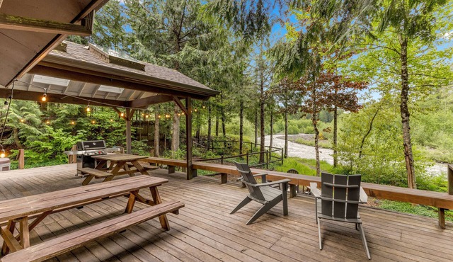 Cozy Riverfront Retreat w/Hot Tub