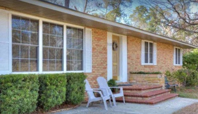 Cozy Studio adjacent to Augusta Nationals, onsite parking and separate entrance.