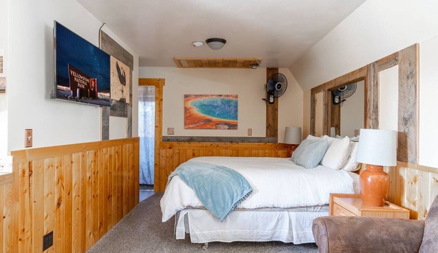 Cozy Studio getaway in West Yellowstone, just 1 minute to the park! Raven's Heart