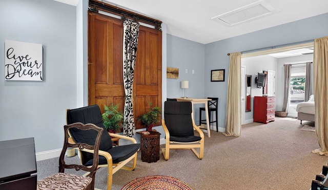 Cozy studio near music hall, food stops and shops!