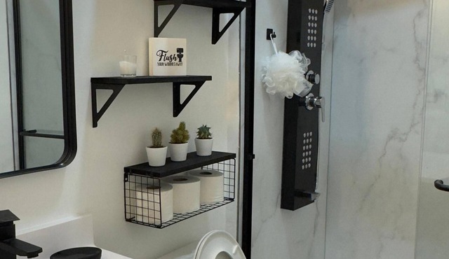Cozy Stylish 2 Bedroom renovated with Yard Access
