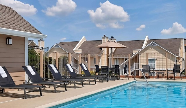Cozy Suite Retreat! 2 Modern Pet Friendly Units, Near Park Place Mall!