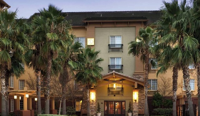 Cozy Suite w/Fully Equipped Kitchen & Separate Living Areas