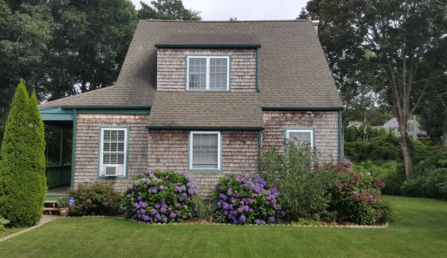 Cozy summer cottage, short walk to beach and historic Watch Hill village