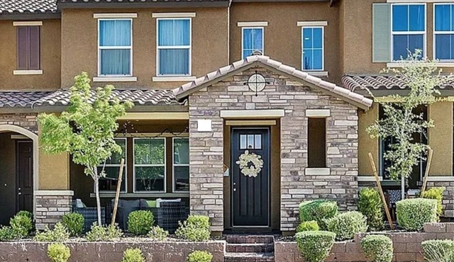 Cozy summer get away! Family-sized townhome only 15 minutes from The Strip.