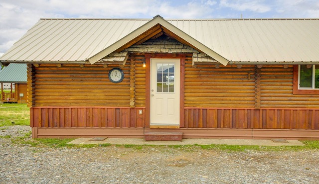 Cozy Thompson Falls Cabin w/Mountain Views