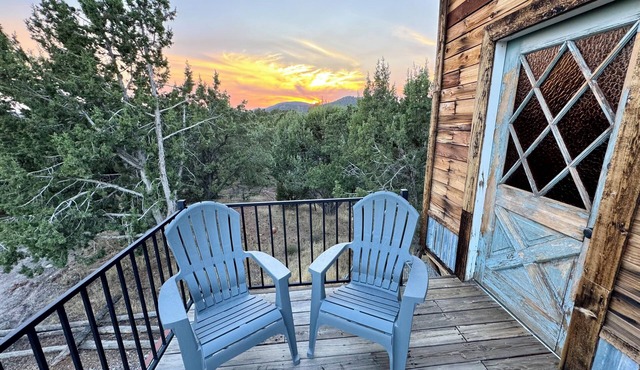 Cozy tiny home in peaceful Central with hot tub, firepit and star deck