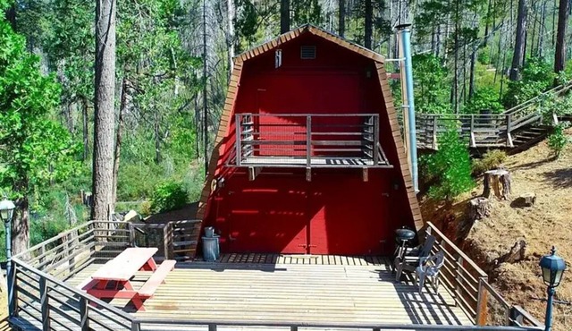 Cozy Yosemite Wood Cabin: A Serene Retreat in Nature! Pet Friendly with WiFi