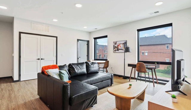 CozySuites Mass with lounge and roof deck #9